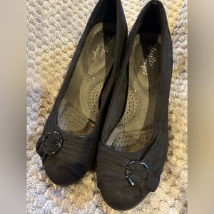 Woman’s Black Shoes- Size 7W